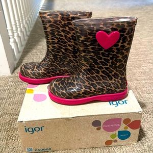 Pink and leopard heart rain boots